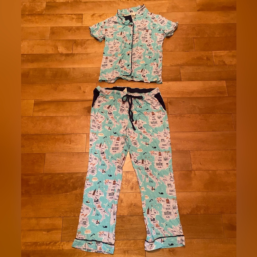 Womens pyjama t-shirt and pants.
